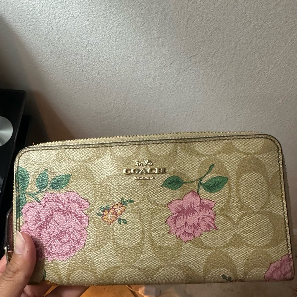 Coach floral wallet🌸